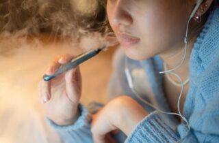 vaping negatively affects oral health